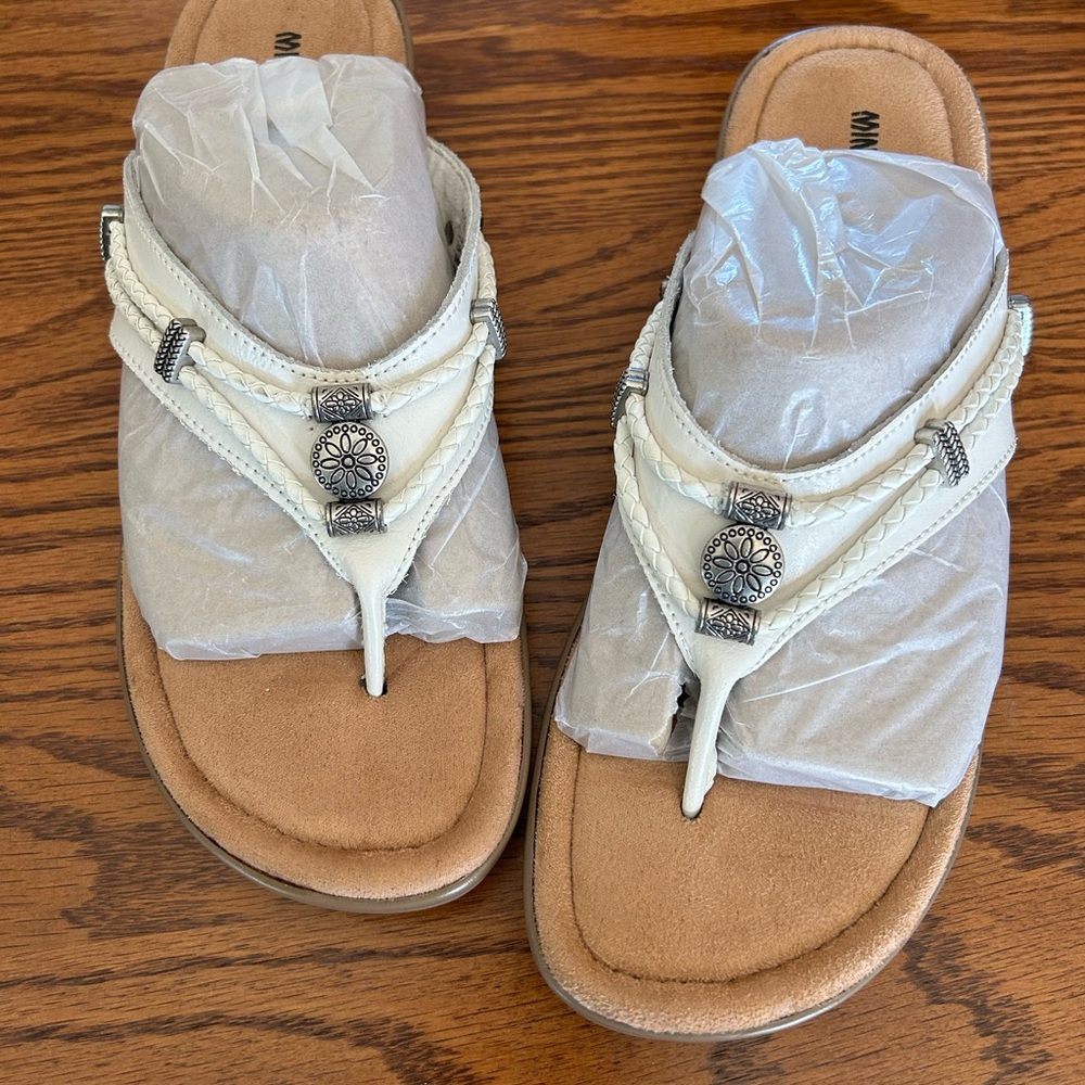 Minnetonka women’s white sandal 9 new